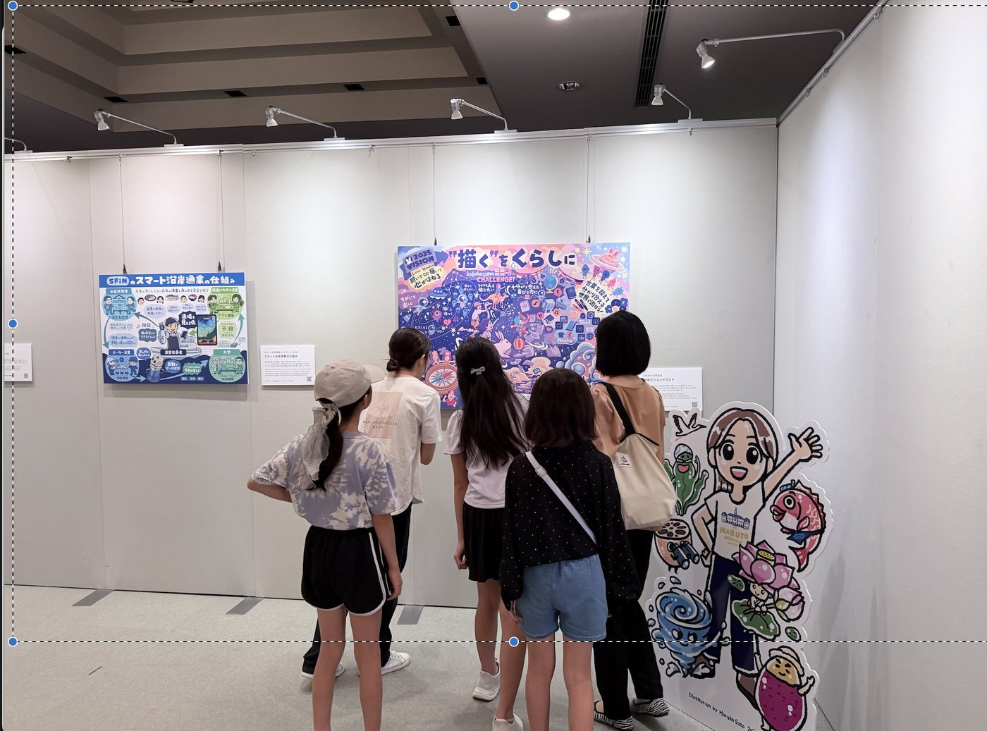 来場者が「描くをくらしに」のイラストをご覧になっている様子