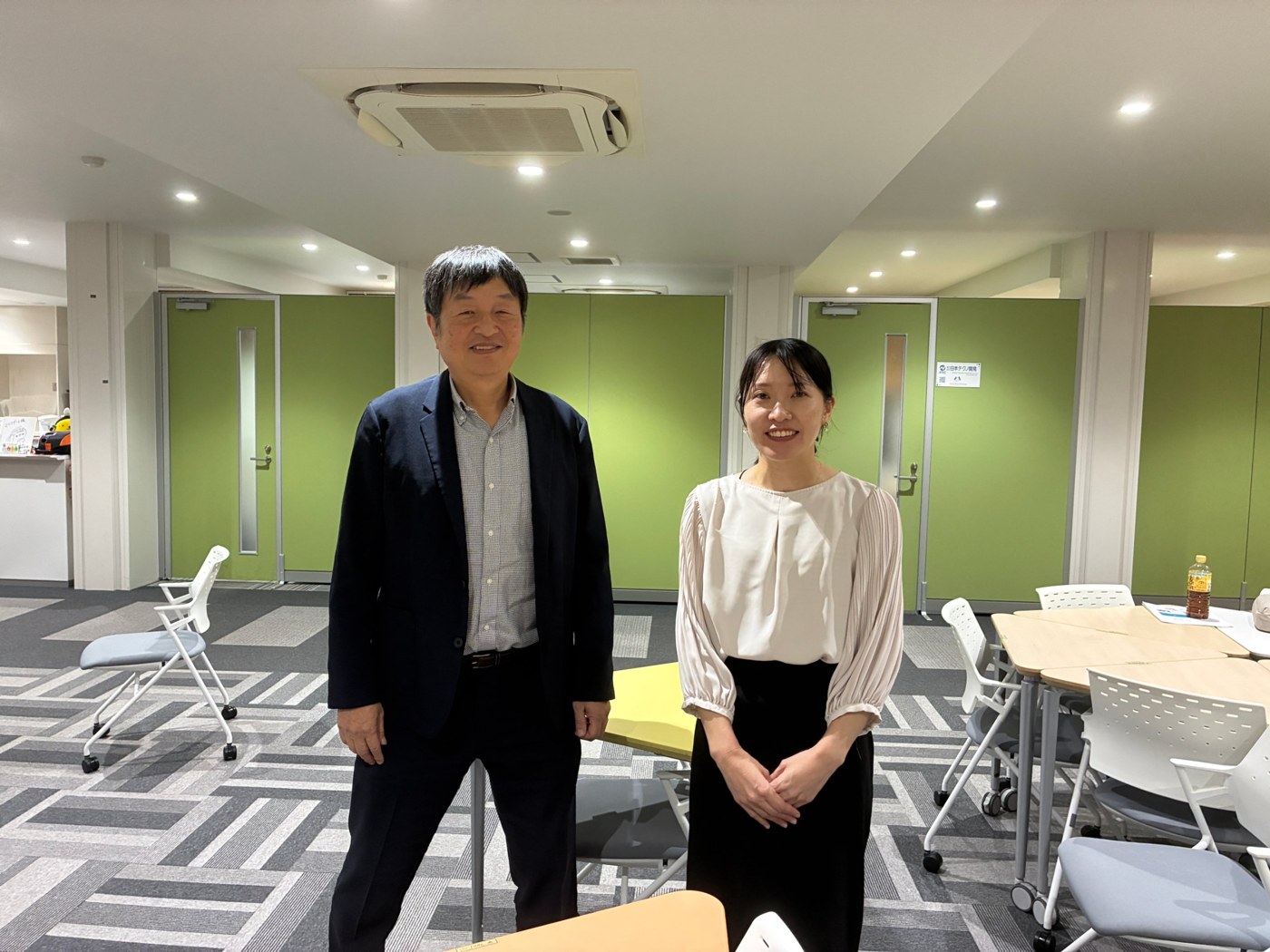 松茂町創業セミナーの会場で、メイン講師の中小企業診断士 長尾辰彦先生と佐野春香
